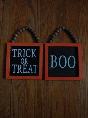 Pair of Unknown Brand Halloween Theme Wall Sign Decor